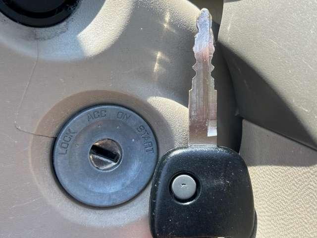 アルト Ｆ　シフォンアイボリーメタリック　オートギアシフト　キーレスエントリー　純正オーディオ　ＡＵＸ接続　ＡＢＳ　横滑り防止機能　ライトレベライザー　保証付き（5枚目）