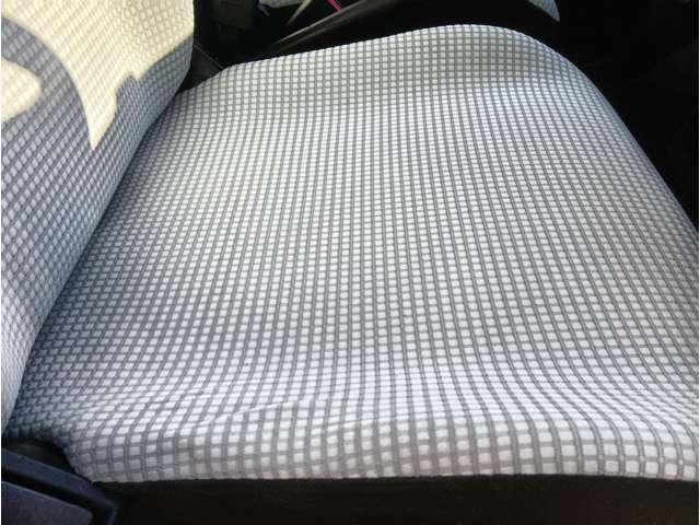 アルト Ｆ　シフォンアイボリーメタリック　オートギアシフト　キーレスエントリー　純正オーディオ　ＡＵＸ接続　ＡＢＳ　横滑り防止機能　ライトレベライザー　保証付き（12枚目）