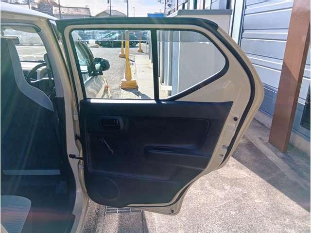 アルト Ｆ　シフォンアイボリーメタリック　オートギアシフト　キーレスエントリー　純正オーディオ　ＡＵＸ接続　ＡＢＳ　横滑り防止機能　ライトレベライザー　保証付き（28枚目）