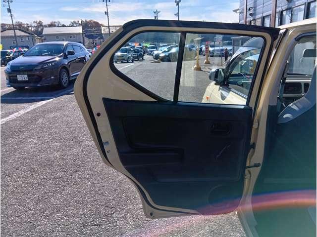 アルト Ｆ　シフォンアイボリーメタリック　オートギアシフト　キーレスエントリー　純正オーディオ　ＡＵＸ接続　ＡＢＳ　横滑り防止機能　ライトレベライザー　保証付き（32枚目）