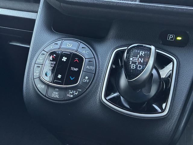 ヴォクシー ハイブリッドV ワンオーナー トヨタセーフティセンス 10型フルセグナビ フリップダウンモニター エンジンスターター バックカメラ LEDヘッドライト 左側電動スライドドア スマートキー プッシュスタート(40枚目)