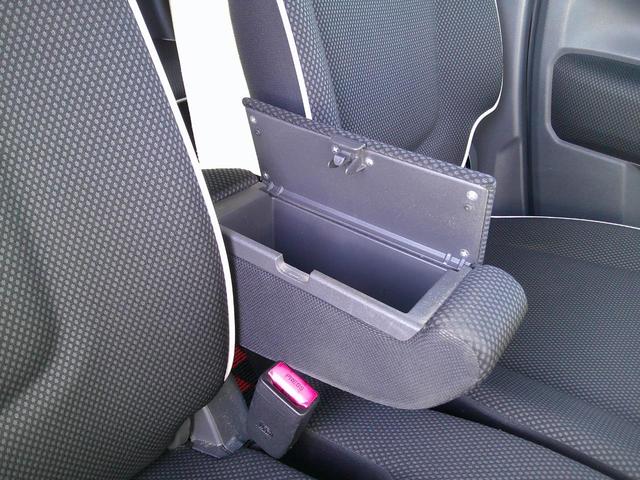 ひじ掛けの中にも収納スペースあります