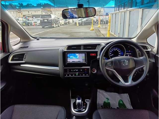 フィットハイブリッド Ｆパッケージ　４ＷＤ　スマートキー　社外ナビ　フルセグＴＶ　Ｂｌｕｅｔｏｏｔｈ　ＤＶＤ再生　Ｂカメラ　ステアリングスイッチ　ワイパーデアイサー　純正１５インチアルミホイール　保証付き（2枚目）