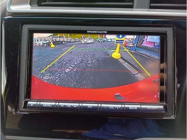 フィットハイブリッド Ｆパッケージ　４ＷＤ　スマートキー　社外ナビ　フルセグＴＶ　Ｂｌｕｅｔｏｏｔｈ　ＤＶＤ再生　Ｂカメラ　ステアリングスイッチ　ワイパーデアイサー　純正１５インチアルミホイール　保証付き（4枚目）