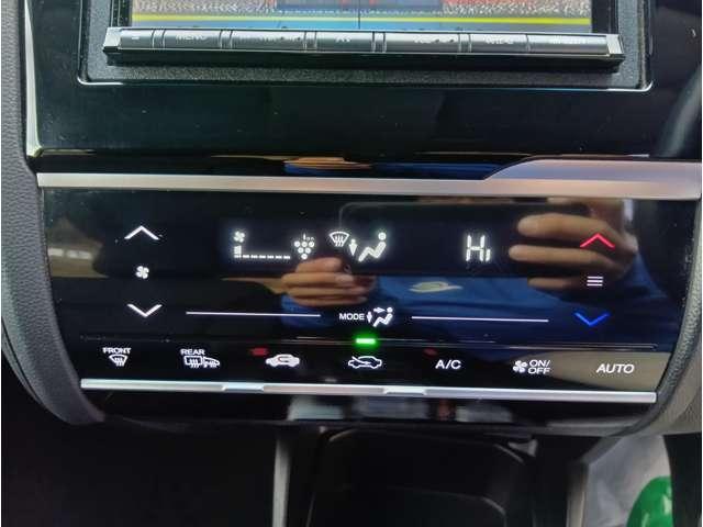 フィットハイブリッド Ｆパッケージ　４ＷＤ　スマートキー　社外ナビ　フルセグＴＶ　Ｂｌｕｅｔｏｏｔｈ　ＤＶＤ再生　Ｂカメラ　ステアリングスイッチ　ワイパーデアイサー　純正１５インチアルミホイール　保証付き（6枚目）