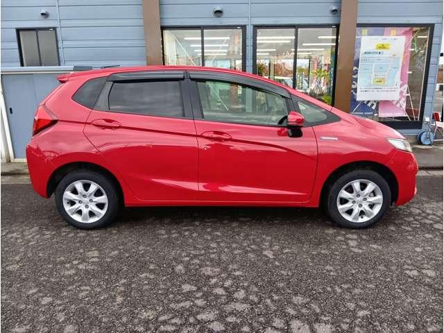 フィットハイブリッド Ｆパッケージ　４ＷＤ　スマートキー　社外ナビ　フルセグＴＶ　Ｂｌｕｅｔｏｏｔｈ　ＤＶＤ再生　Ｂカメラ　ステアリングスイッチ　ワイパーデアイサー　純正１５インチアルミホイール　保証付き（8枚目）