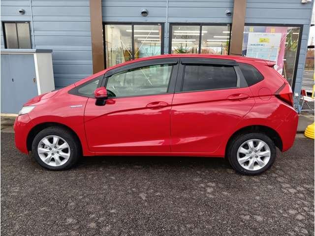 フィットハイブリッド Ｆパッケージ　４ＷＤ　スマートキー　社外ナビ　フルセグＴＶ　Ｂｌｕｅｔｏｏｔｈ　ＤＶＤ再生　Ｂカメラ　ステアリングスイッチ　ワイパーデアイサー　純正１５インチアルミホイール　保証付き（9枚目）