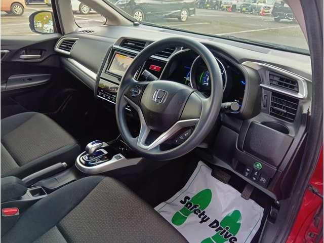 フィットハイブリッド Ｆパッケージ　４ＷＤ　スマートキー　社外ナビ　フルセグＴＶ　Ｂｌｕｅｔｏｏｔｈ　ＤＶＤ再生　Ｂカメラ　ステアリングスイッチ　ワイパーデアイサー　純正１５インチアルミホイール　保証付き（12枚目）