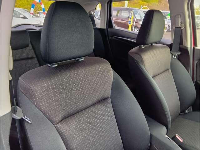 フィットハイブリッド Ｆパッケージ　４ＷＤ　スマートキー　社外ナビ　フルセグＴＶ　Ｂｌｕｅｔｏｏｔｈ　ＤＶＤ再生　Ｂカメラ　ステアリングスイッチ　ワイパーデアイサー　純正１５インチアルミホイール　保証付き（13枚目）