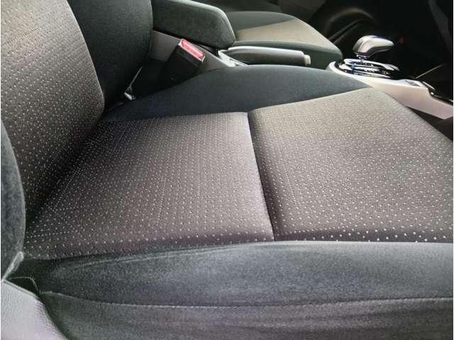 フィットハイブリッド Ｆパッケージ　４ＷＤ　スマートキー　社外ナビ　フルセグＴＶ　Ｂｌｕｅｔｏｏｔｈ　ＤＶＤ再生　Ｂカメラ　ステアリングスイッチ　ワイパーデアイサー　純正１５インチアルミホイール　保証付き（14枚目）