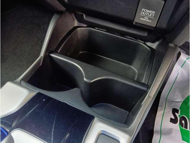 フィットハイブリッド Ｆパッケージ　４ＷＤ　スマートキー　社外ナビ　フルセグＴＶ　Ｂｌｕｅｔｏｏｔｈ　ＤＶＤ再生　Ｂカメラ　ステアリングスイッチ　ワイパーデアイサー　純正１５インチアルミホイール　保証付き（20枚目）