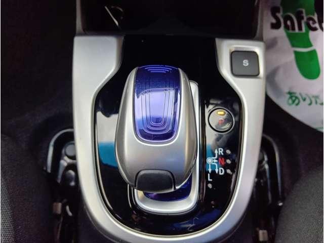 フィットハイブリッド Ｆパッケージ　４ＷＤ　スマートキー　社外ナビ　フルセグＴＶ　Ｂｌｕｅｔｏｏｔｈ　ＤＶＤ再生　Ｂカメラ　ステアリングスイッチ　ワイパーデアイサー　純正１５インチアルミホイール　保証付き（21枚目）