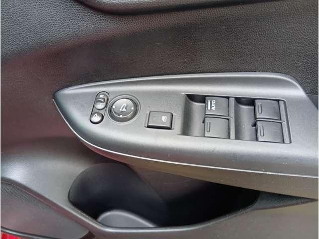 フィットハイブリッド Ｆパッケージ　４ＷＤ　スマートキー　社外ナビ　フルセグＴＶ　Ｂｌｕｅｔｏｏｔｈ　ＤＶＤ再生　Ｂカメラ　ステアリングスイッチ　ワイパーデアイサー　純正１５インチアルミホイール　保証付き（26枚目）