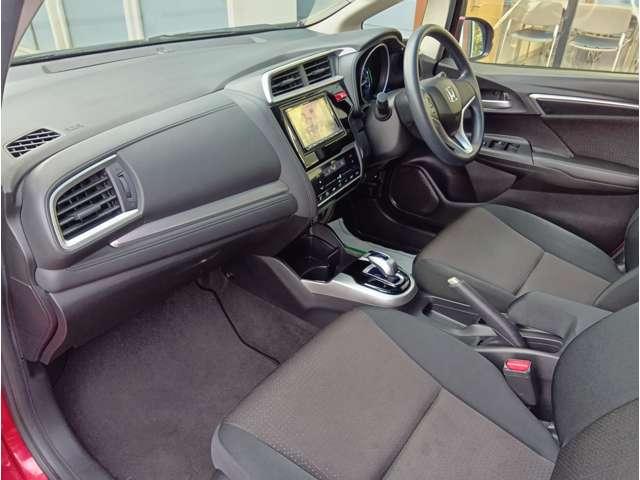 フィットハイブリッド Ｆパッケージ　４ＷＤ　スマートキー　社外ナビ　フルセグＴＶ　Ｂｌｕｅｔｏｏｔｈ　ＤＶＤ再生　Ｂカメラ　ステアリングスイッチ　ワイパーデアイサー　純正１５インチアルミホイール　保証付き（28枚目）