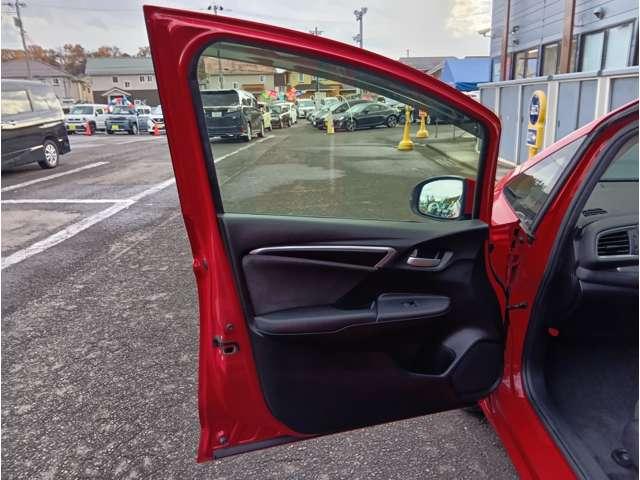 フィットハイブリッド Ｆパッケージ　４ＷＤ　スマートキー　社外ナビ　フルセグＴＶ　Ｂｌｕｅｔｏｏｔｈ　ＤＶＤ再生　Ｂカメラ　ステアリングスイッチ　ワイパーデアイサー　純正１５インチアルミホイール　保証付き（34枚目）