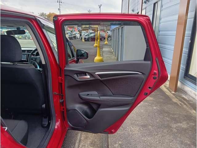 フィットハイブリッド Ｆパッケージ　４ＷＤ　スマートキー　社外ナビ　フルセグＴＶ　Ｂｌｕｅｔｏｏｔｈ　ＤＶＤ再生　Ｂカメラ　ステアリングスイッチ　ワイパーデアイサー　純正１５インチアルミホイール　保証付き（38枚目）