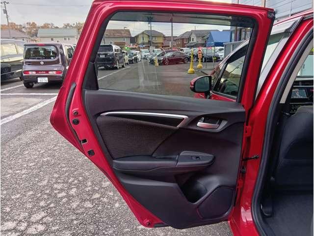 フィットハイブリッド Ｆパッケージ　４ＷＤ　スマートキー　社外ナビ　フルセグＴＶ　Ｂｌｕｅｔｏｏｔｈ　ＤＶＤ再生　Ｂカメラ　ステアリングスイッチ　ワイパーデアイサー　純正１５インチアルミホイール　保証付き（42枚目）