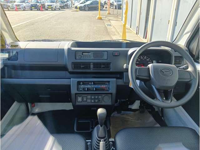 ハイゼットトラック スタンダード　届出済未使用車　スマートアシスト　ＡＭＦＭラジオ　電動式パワーステアリング　マニュアルエアコン　プリントレザーシート　リヤコンビネーションランプ　クリーンエアフィルター　クリアランスソナー（2枚目）