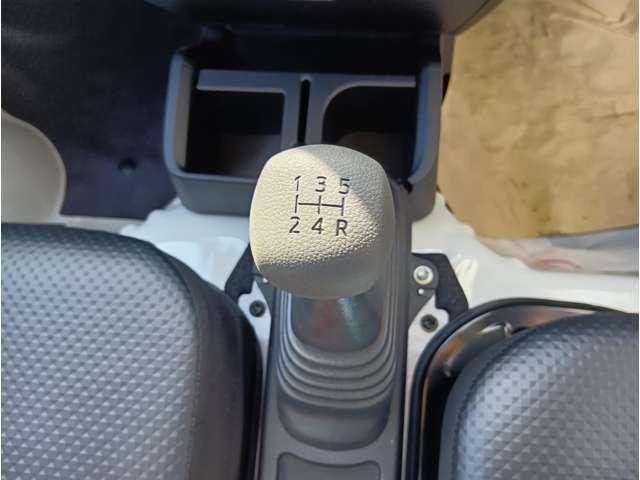 ハイゼットトラック スタンダード　届出済未使用車　スマートアシスト　ＡＭＦＭラジオ　電動式パワーステアリング　マニュアルエアコン　プリントレザーシート　リヤコンビネーションランプ　クリーンエアフィルター　クリアランスソナー（5枚目）