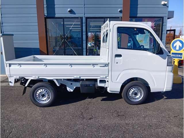 ハイゼットトラック スタンダード　届出済未使用車　スマートアシスト　ＡＭＦＭラジオ　電動式パワーステアリング　マニュアルエアコン　プリントレザーシート　リヤコンビネーションランプ　クリーンエアフィルター　クリアランスソナー（8枚目）