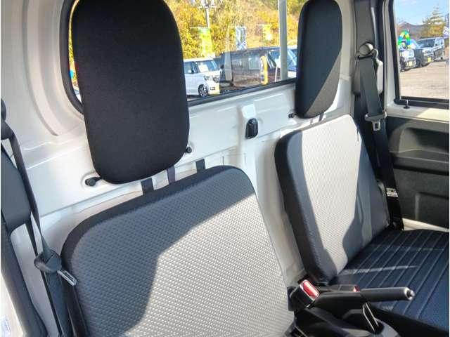 ハイゼットトラック スタンダード　届出済未使用車　スマートアシスト　ＡＭＦＭラジオ　電動式パワーステアリング　マニュアルエアコン　プリントレザーシート　リヤコンビネーションランプ　クリーンエアフィルター　クリアランスソナー（13枚目）