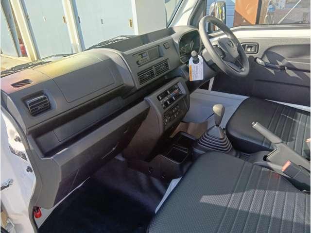 ハイゼットトラック スタンダード　届出済未使用車　スマートアシスト　ＡＭＦＭラジオ　電動式パワーステアリング　マニュアルエアコン　プリントレザーシート　リヤコンビネーションランプ　クリーンエアフィルター　クリアランスソナー（22枚目）