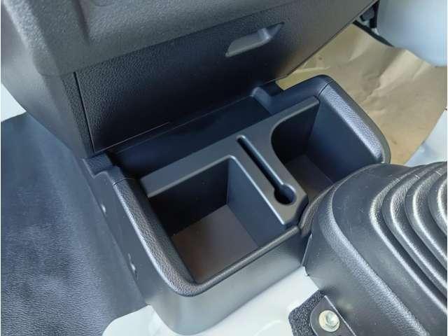 ハイゼットトラック スタンダード　届出済未使用車　スマートアシスト　ＡＭＦＭラジオ　電動式パワーステアリング　マニュアルエアコン　プリントレザーシート　リヤコンビネーションランプ　クリーンエアフィルター　クリアランスソナー（28枚目）