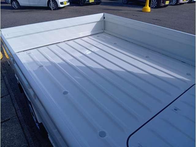 ハイゼットトラック スタンダード　届出済未使用車　スマートアシスト　ＡＭＦＭラジオ　電動式パワーステアリング　マニュアルエアコン　プリントレザーシート　リヤコンビネーションランプ　クリーンエアフィルター　クリアランスソナー（32枚目）