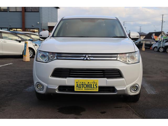 アウトランダーPHEV Gナビパッケージ 車検整備付 1年保証付 走行距離無制限 4WD スマートキー プッシュスタート オートクルーズ ETC パワーリアゲート フォグ 純ナビ フルセグTV Bluetooth バックカメラ 18アルミ(4枚目)