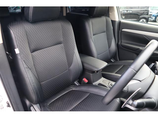 アウトランダーPHEV Gナビパッケージ 車検整備付 1年保証付 走行距離無制限 4WD スマートキー プッシュスタート オートクルーズ ETC パワーリアゲート フォグ 純ナビ フルセグTV Bluetooth バックカメラ 18アルミ(11枚目)