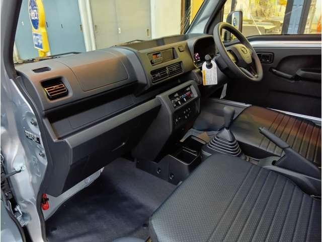 ハイゼットトラック スタンダードSAIIIt 届出済未使用車 スマートアシスト AMFMラジオ 電動式パワーステアリング マニュアルエアコン プリントレザーシート リヤコンビネーションランプ クリーンエアフィルター クリアランスソナー(22枚目)