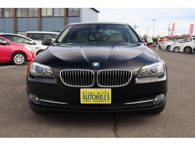 ５シリーズ ５２８ｉ　Ｒ８／０９車検　１ヶ月ｏｒ１０００ｋｍ保証付　スマートキー　プッシュスタート　オートクルーズ　ＨＩＤライト　フォグ　サンルーフ　シートヒーター　純ナビ　フルセグＴＶ　バックカメラ　純正１７アルミ（3枚目）