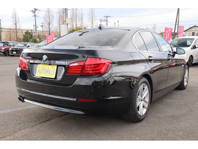 ５シリーズ ５２８ｉ　Ｒ８／０９車検　１ヶ月ｏｒ１０００ｋｍ保証付　スマートキー　プッシュスタート　オートクルーズ　ＨＩＤライト　フォグ　サンルーフ　シートヒーター　純ナビ　フルセグＴＶ　バックカメラ　純正１７アルミ（5枚目）