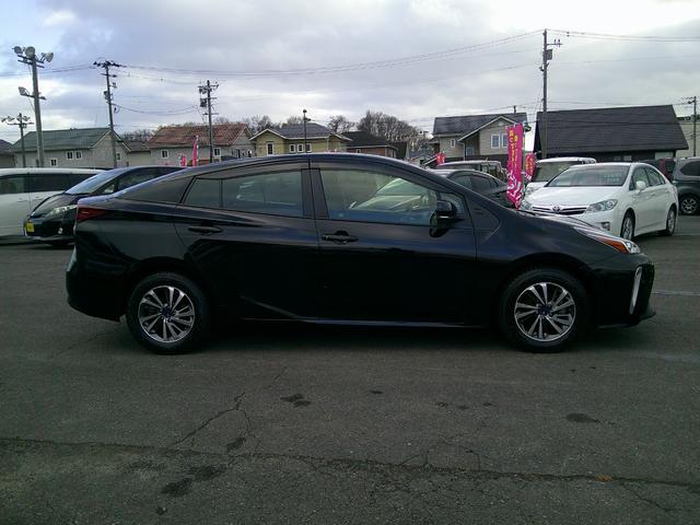 プリウス ＳセーフティプラスＩＩ　４ＷＤ　トヨタセイフティセンス　ＥＴＣ　ドラレコ　ＬＥＤアクセサリーランプ　ブラインドスポットモニター　ケンウッド９インチカーナビ　バックカメラ　クルーズコントロール　モデリスタアルミホイール　禁煙車（4枚目）