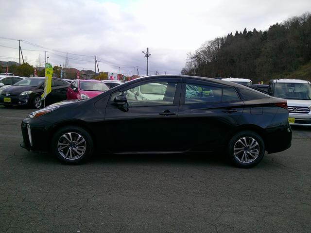 プリウス ＳセーフティプラスＩＩ　４ＷＤ　トヨタセイフティセンス　ＥＴＣ　ドラレコ　ＬＥＤアクセサリーランプ　ブラインドスポットモニター　ケンウッド９インチカーナビ　バックカメラ　クルーズコントロール　モデリスタアルミホイール　禁煙車（5枚目）