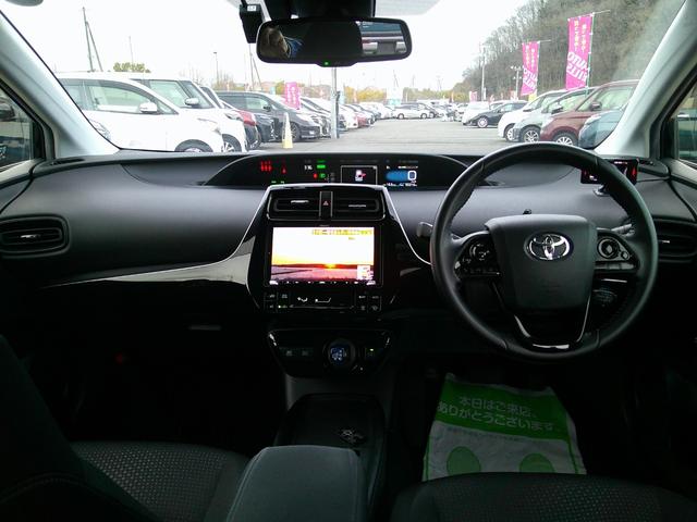 プリウス ＳセーフティプラスＩＩ　４ＷＤ　トヨタセイフティセンス　ＥＴＣ　ドラレコ　ＬＥＤアクセサリーランプ　ブラインドスポットモニター　ケンウッド９インチカーナビ　バックカメラ　クルーズコントロール　モデリスタアルミホイール　禁煙車（12枚目）