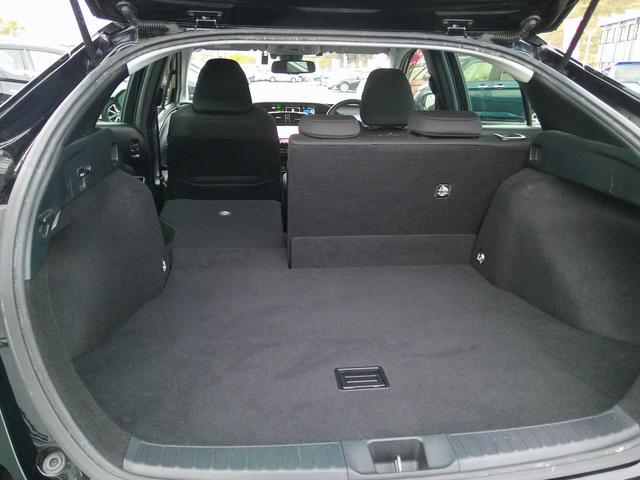 プリウス ＳセーフティプラスＩＩ　４ＷＤ　トヨタセイフティセンス　ＥＴＣ　ドラレコ　ＬＥＤアクセサリーランプ　ブラインドスポットモニター　ケンウッド９インチカーナビ　バックカメラ　クルーズコントロール　モデリスタアルミホイール　禁煙車（49枚目）