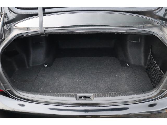 セダンならではの奥行きあるトランクルーム★