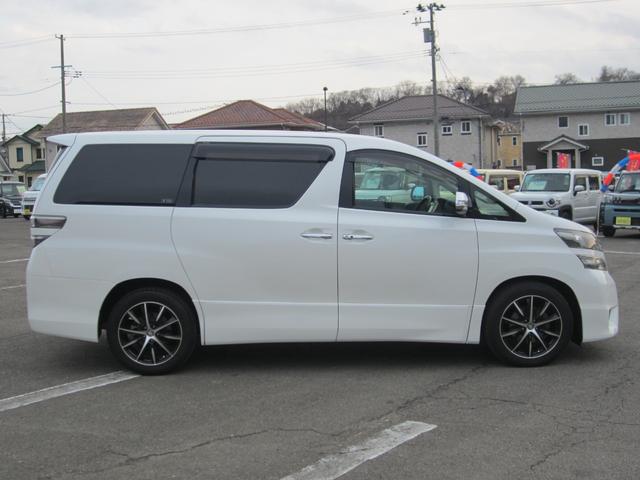 ヴェルファイア ２．４Ｚ　プラチナセレクションＩＩ　タイプゴールド　４ＷＤ　ＨＩＤヘッドライト／純正フルセグナビ　７人乗り　社外１８インチアルミホイール　両側電動スライドドア（3枚目）