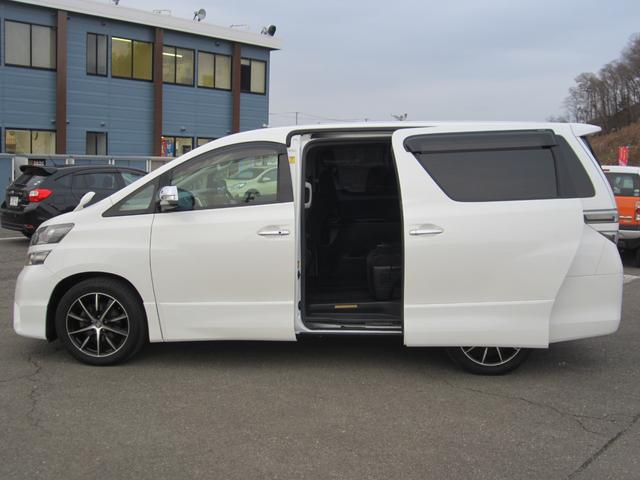 ヴェルファイア ２．４Ｚ　プラチナセレクションＩＩ　タイプゴールド　４ＷＤ　ＨＩＤヘッドライト／純正フルセグナビ　７人乗り　社外１８インチアルミホイール　両側電動スライドドア（6枚目）