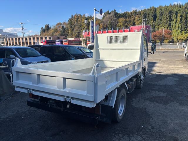 エルフトラック 強化フルフラットローダンプ　２ｔ／全低床ダンプ／外装仕上／３０００ｃｃ／元レンタ／ディーゼル／５ＭＴ／５速マニュアル／３ペダル／コボレーン取付可車両／アユミフック／関東仕入れ／（5枚目）