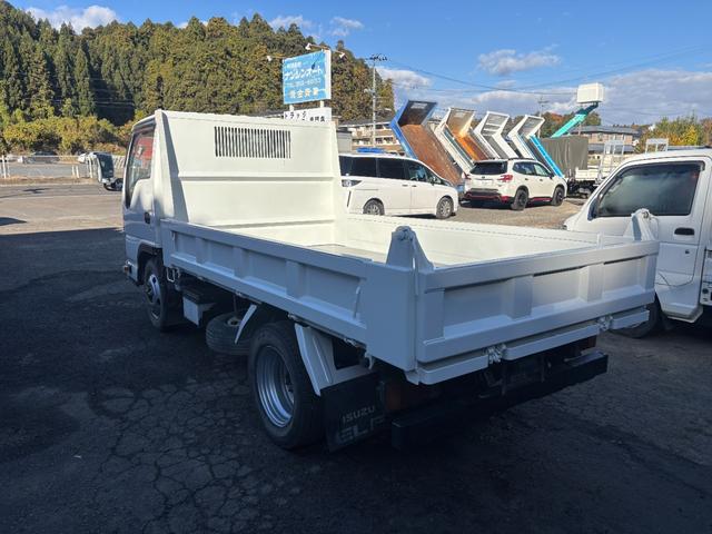 エルフトラック 強化フルフラットローダンプ　２ｔ／全低床ダンプ／外装仕上／３０００ｃｃ／元レンタ／ディーゼル／５ＭＴ／５速マニュアル／３ペダル／コボレーン取付可車両／アユミフック／関東仕入れ／（6枚目）