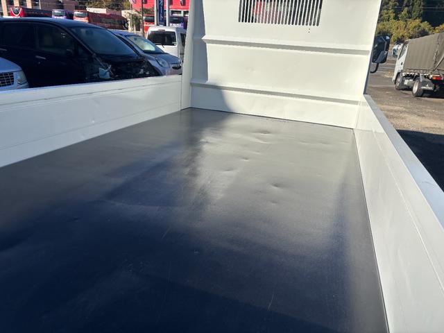 エルフトラック 強化フルフラットローダンプ　２ｔ／全低床ダンプ／外装仕上／３０００ｃｃ／元レンタ／ディーゼル／５ＭＴ／５速マニュアル／３ペダル／コボレーン取付可車両／アユミフック／関東仕入れ／（8枚目）