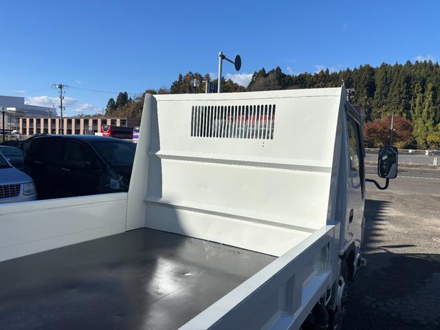 エルフトラック 強化フルフラットローダンプ　２ｔ／全低床ダンプ／外装仕上／３０００ｃｃ／元レンタ／ディーゼル／５ＭＴ／５速マニュアル／３ペダル／コボレーン取付可車両／アユミフック／関東仕入れ／（9枚目）