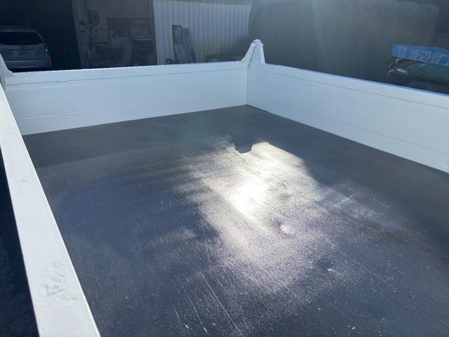 エルフトラック 強化フルフラットローダンプ　２ｔ／全低床ダンプ／外装仕上／３０００ｃｃ／元レンタ／ディーゼル／５ＭＴ／５速マニュアル／３ペダル／コボレーン取付可車両／アユミフック／関東仕入れ／（10枚目）