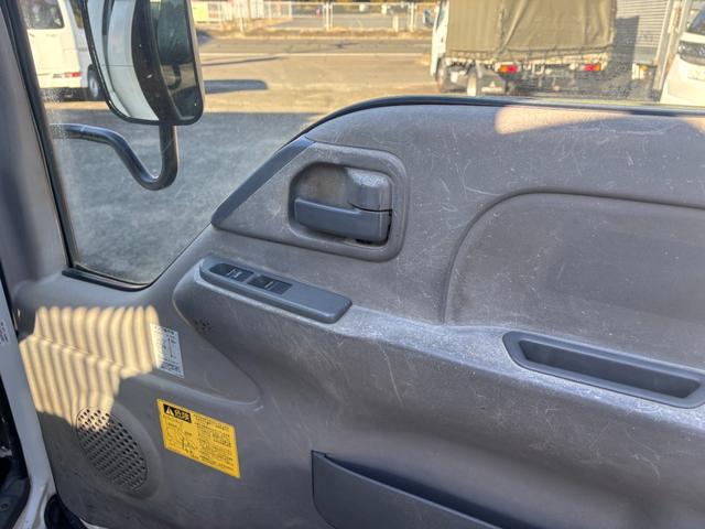 エルフトラック 強化フルフラットローダンプ　２ｔ／全低床ダンプ／外装仕上／３０００ｃｃ／元レンタ／ディーゼル／５ＭＴ／５速マニュアル／３ペダル／コボレーン取付可車両／アユミフック／関東仕入れ／（12枚目）