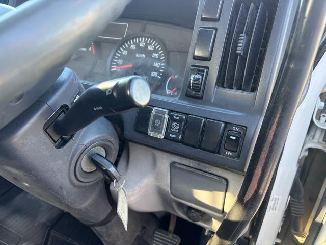 エルフトラック 強化フルフラットローダンプ　２ｔ／全低床ダンプ／外装仕上／３０００ｃｃ／元レンタ／ディーゼル／５ＭＴ／５速マニュアル／３ペダル／コボレーン取付可車両／アユミフック／関東仕入れ／（13枚目）