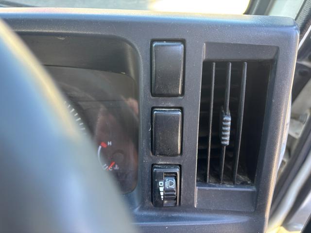 エルフトラック 強化フルフラットローダンプ　２ｔ／全低床ダンプ／外装仕上／３０００ｃｃ／元レンタ／ディーゼル／５ＭＴ／５速マニュアル／３ペダル／コボレーン取付可車両／アユミフック／関東仕入れ／（26枚目）