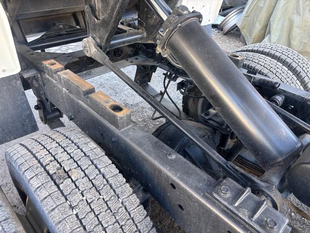 エルフトラック 強化フルフラットローダンプ　２ｔ／全低床ダンプ／外装仕上／３０００ｃｃ／元レンタ／ディーゼル／５ＭＴ／５速マニュアル／３ペダル／コボレーン取付可車両／アユミフック／関東仕入れ／（32枚目）