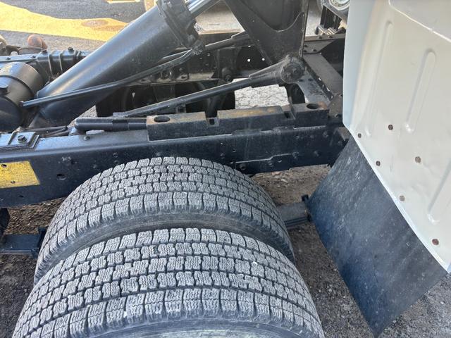 エルフトラック 強化フルフラットローダンプ　２ｔ／全低床ダンプ／外装仕上／３０００ｃｃ／元レンタ／ディーゼル／５ＭＴ／５速マニュアル／３ペダル／コボレーン取付可車両／アユミフック／関東仕入れ／（33枚目）